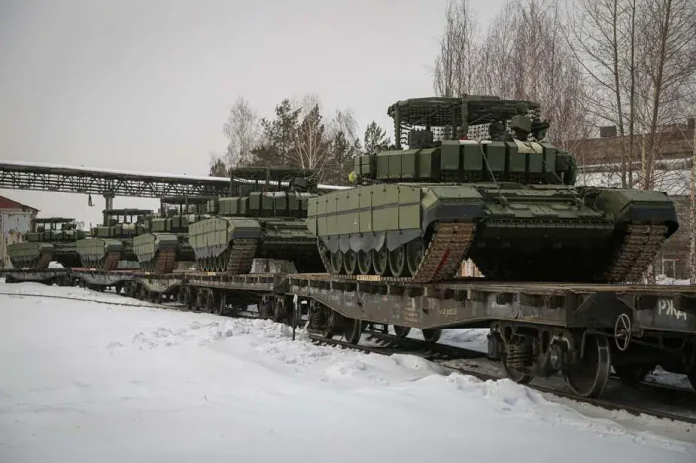 Модернізовані основні бойові танки Т-72Б3 ОБТ на залізничних вагонах, готові до передачі збройним силам Росії