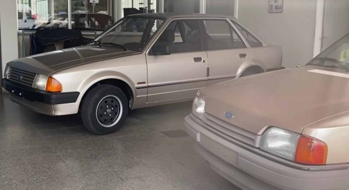 Розкрито секрет покинутого дилерського центру Ford з автомобілями з 80-х, залишеними всередині