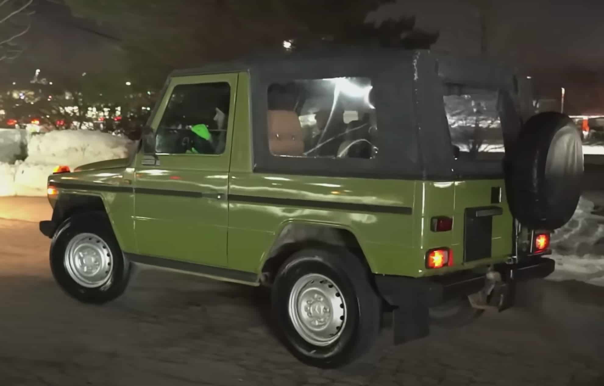 Армійський позашляховик Mercedes G-Class знайшли покинутим на десятиліття у військовому наметі