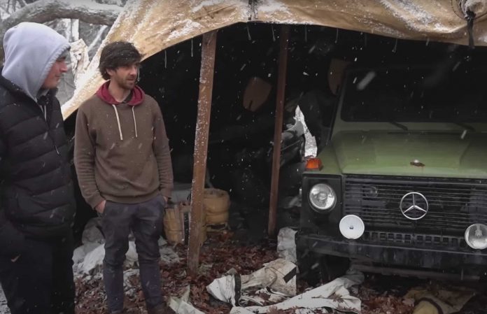 Армійський позашляховик Mercedes G-Class знайшли покинутим на десятиліття у військовому наметі