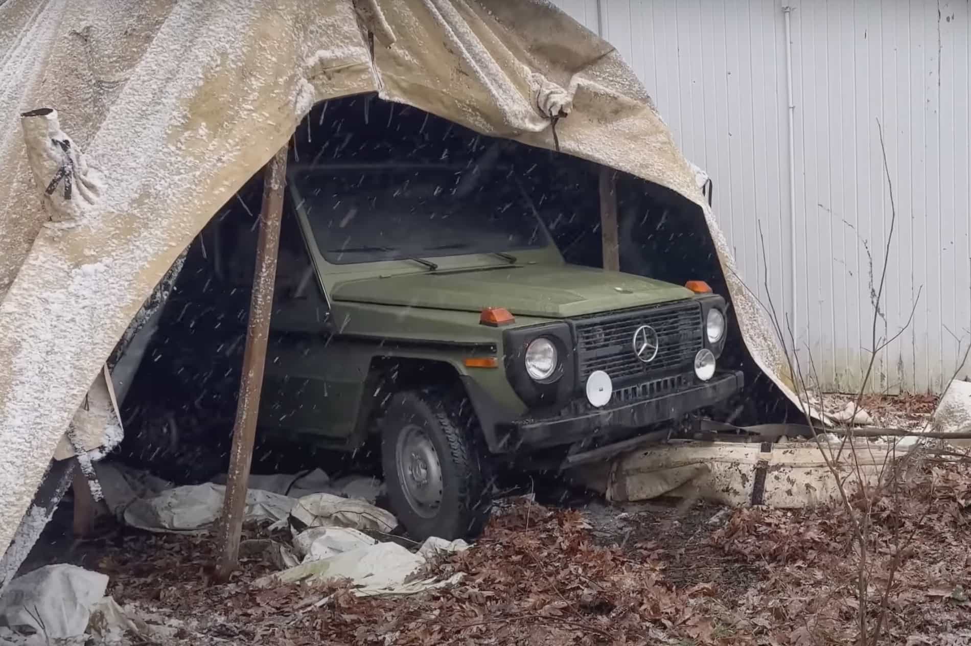 Армійський позашляховик Mercedes G-Class знайшли покинутим на десятиліття у військовому наметі