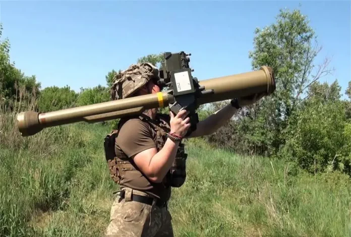 Український військовий керує зенітно-ракетним комплексом Martlet