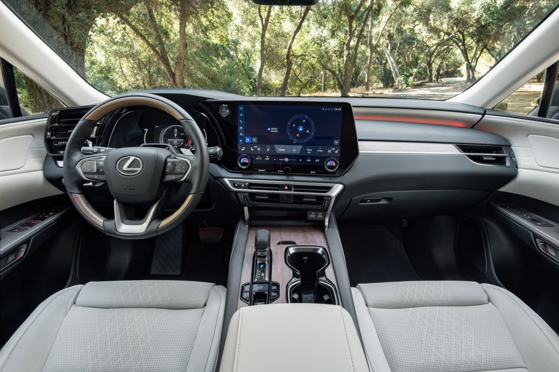 В Україну прийшов потужний плагін-гібрид Lexus із витратою палива 1,3 л на 100 км
