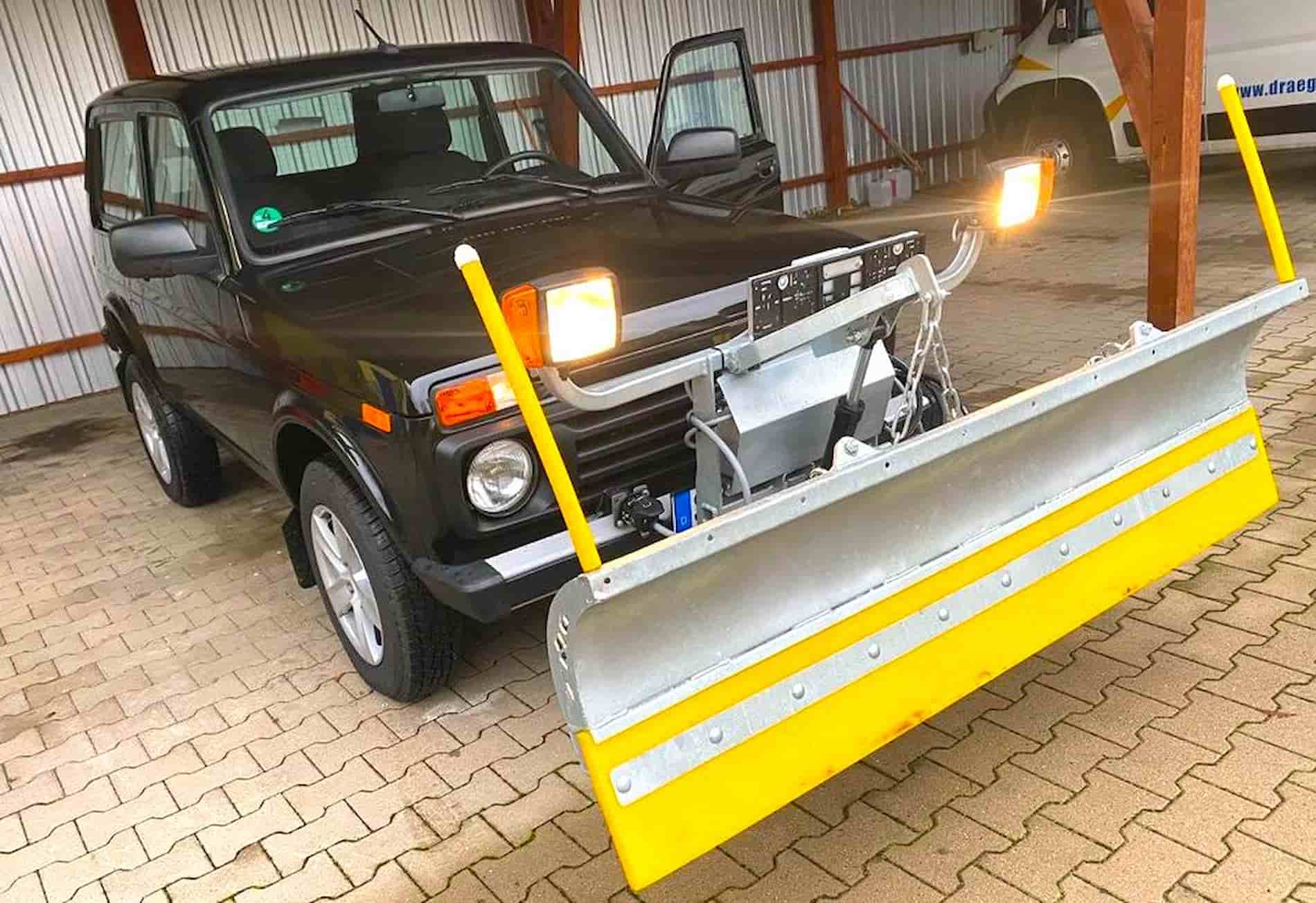 У Німеччині перетворили позашляховик Lada Niva на імпровізований снігоочисник