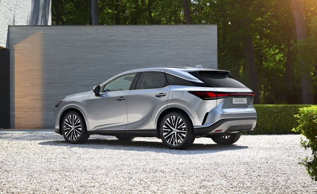 В Україну прийшов потужний плагін-гібрид Lexus із витратою палива 1,3 л на 100 км