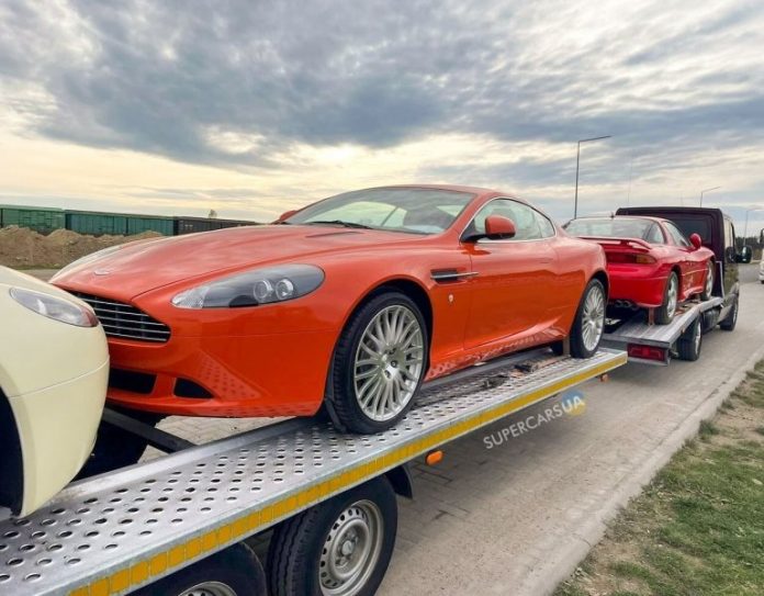 В Україну завезли два колекційні суперкари Aston Martin з пробігом менше 130 км.