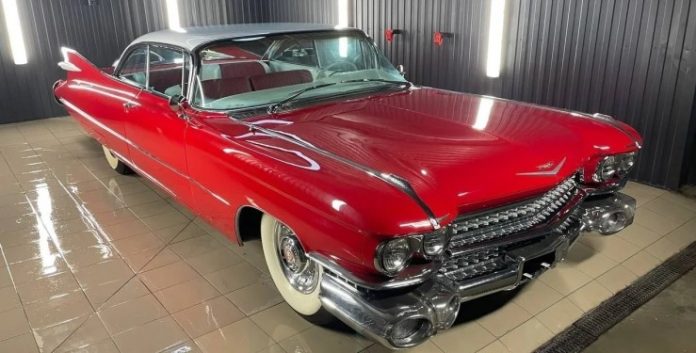 В Україні виставлено на продаж шикарне авто Cadillac як у Елвіса Преслі