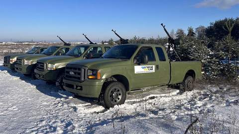 Передані благодійниками удосконалені пікапи Dodge та Ford транспортуватимуть вертольоти та легкі літаки територією аеродромів