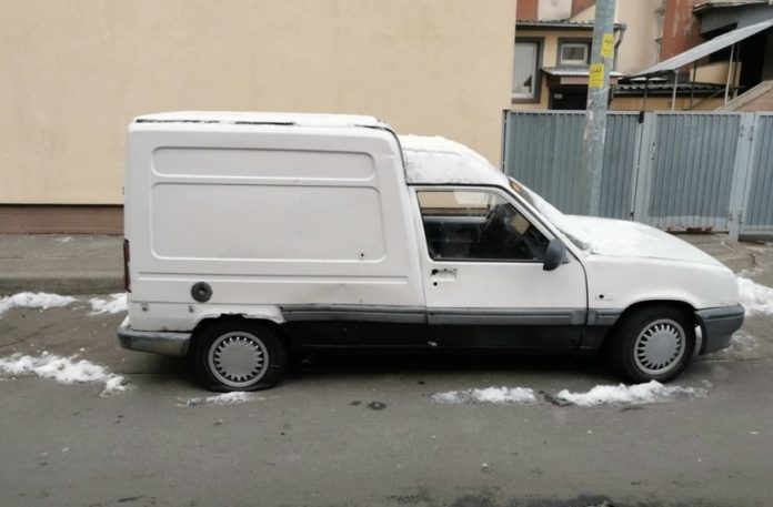 Києвом колесить раритетний предок Renault Kangoo