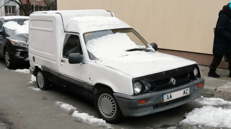 Києвом колесить раритетний предок Renault Kangoo
