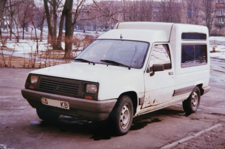 Києвом колесить раритетний предок Renault Kangoo