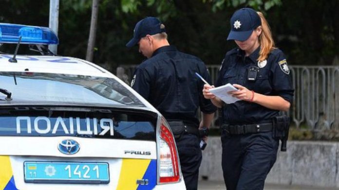 Чи потрібно давати поліцейському документи в руки: відповідь юристів