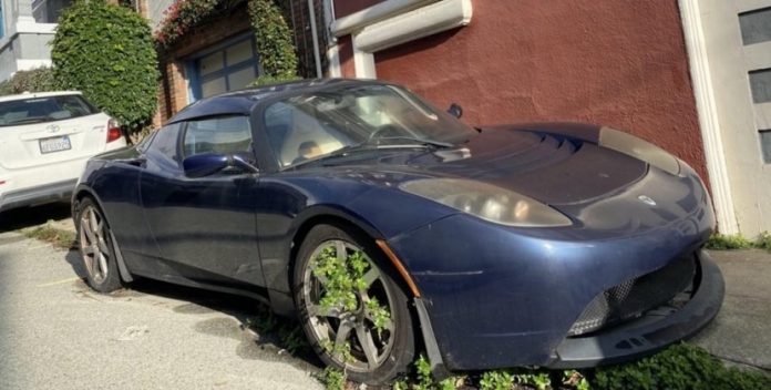 Лімітована Tesla Roadster вже 5 років стоїть покинута просто неба