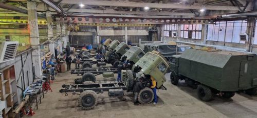 Волонтери відновили понад 400 вантажівок та 50 БТР зі складів Міноборони