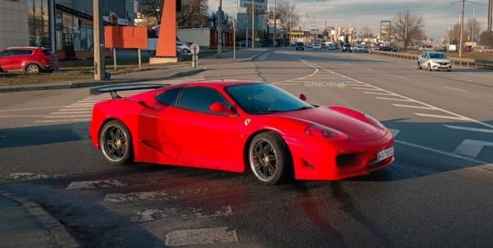 В Україні помітили тюнінгований Ferrari 2000-х потужністю 400 к.с.