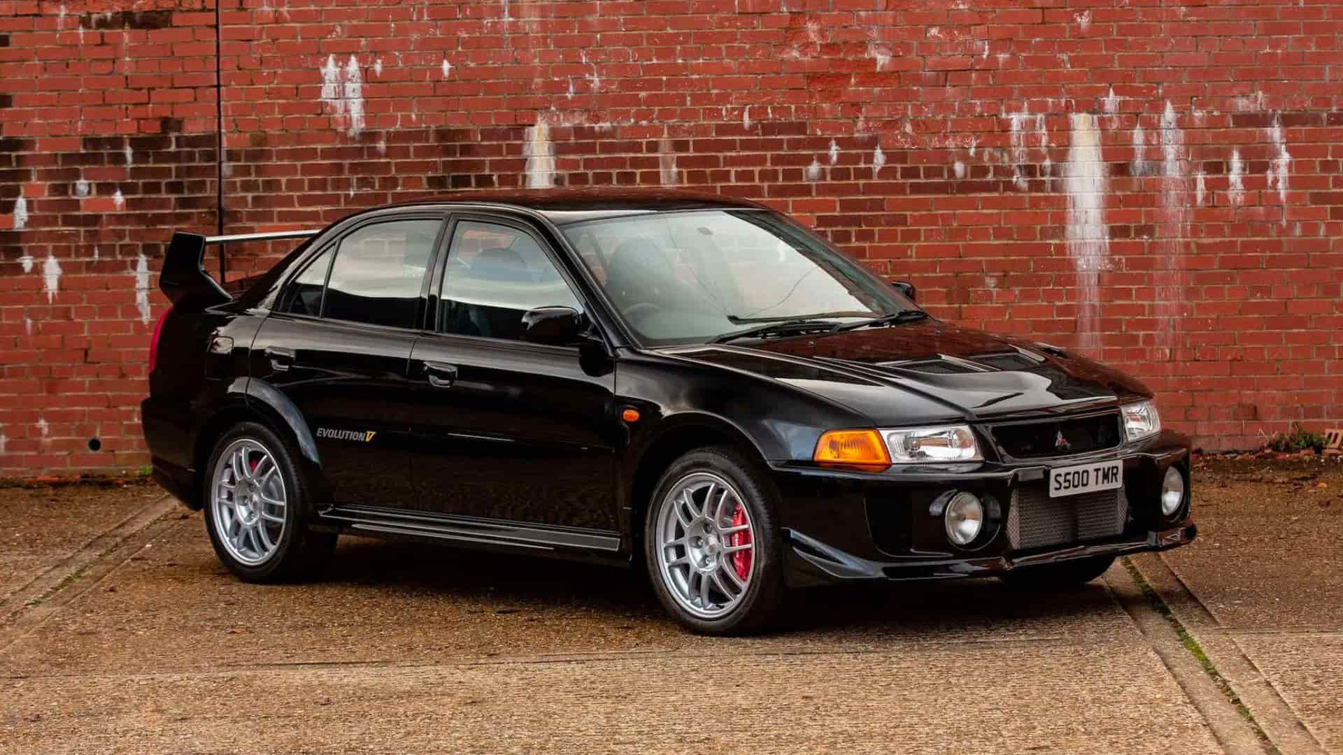 Mitsubishi Lancer Evo V, що належав легенді ралі, продають за 3 300 000 грн