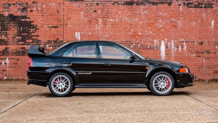 Mitsubishi Lancer Evo V, що належав легенді ралі, продають за 3 300 000 грн