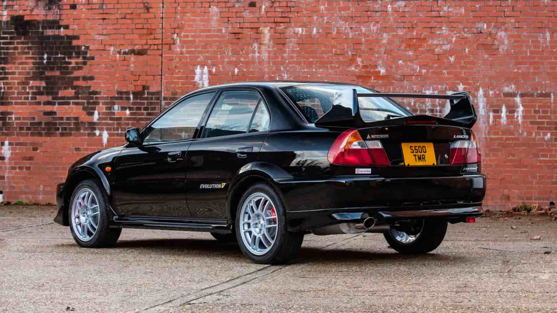 Mitsubishi Lancer Evo V, що належав легенді ралі, продають за 3 300 000 грн