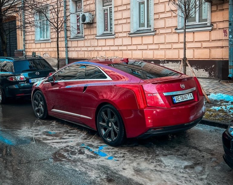 Таких автомобілів одиниці: в Києві сфотографували рідкісний Cadillac ELR 2014 року