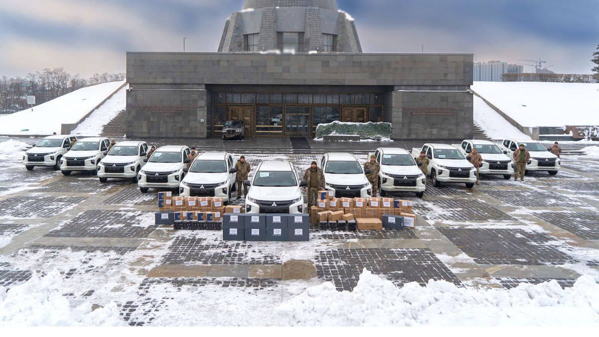 Нульовий пробіг та потужні прожектора: захисники отримали пікапи Mitsubishi L200