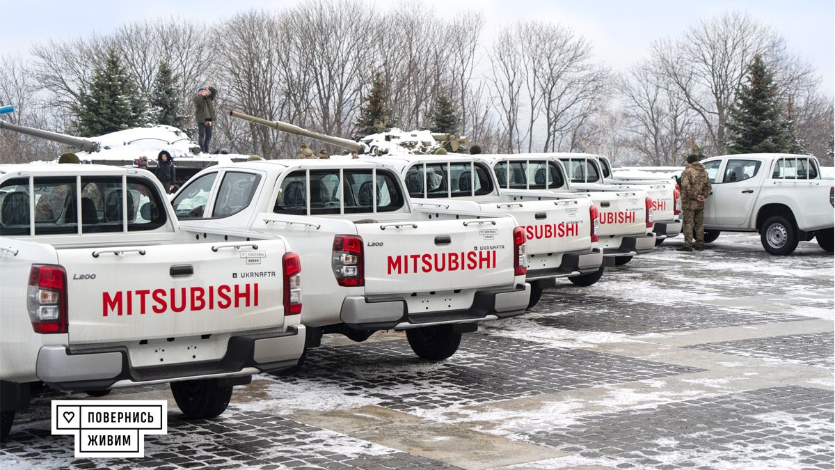 Нульовий пробіг та потужні прожектора: захисники отримали пікапи Mitsubishi L200