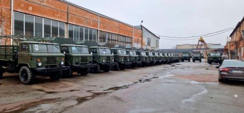 Волонтери відновили понад 400 вантажівок та 50 БТР зі складів Міноборони