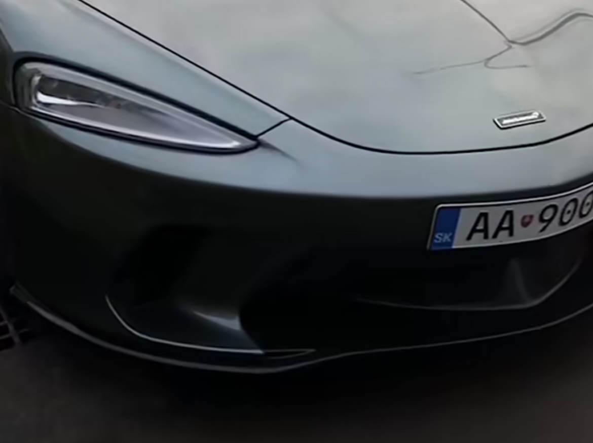 В Україні помітили преміальний суперкар McLaren за $210 000
