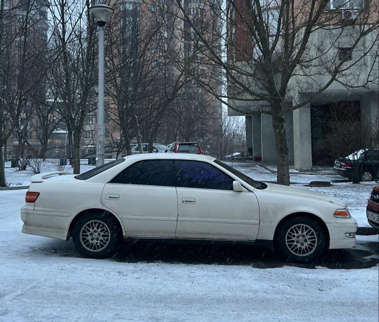 В Києві помітили преміальний седан Toyota 90-х в ідеальному стані