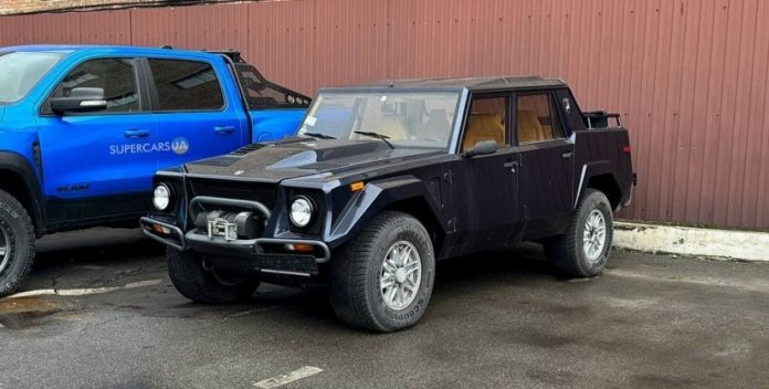 Рідкісний лімітований Lamborghini 90-х: в Україні помітили позашляховик за 300 000 євро