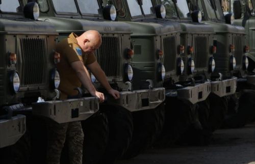 Волонтери відновили понад 400 вантажівок та 50 БТР зі складів Міноборони
