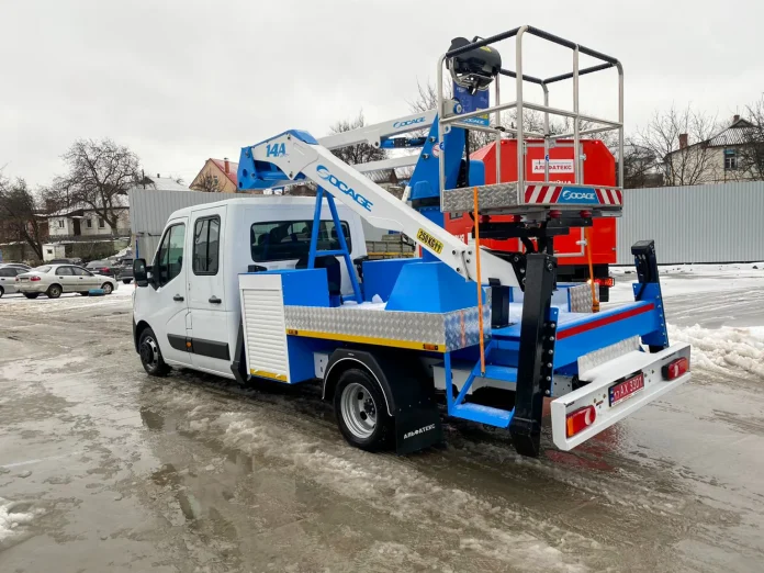 Дворядна кабіна та дистанційне керування: в Кременчуці створили новітню автовишку