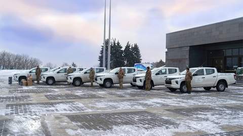 Нульовий пробіг та потужні прожектора: захисники отримали пікапи Mitsubishi L200