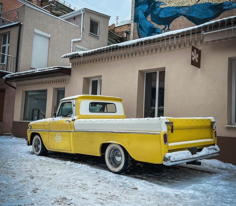 Раритетний американський пікап 1965 року помітили в Києві