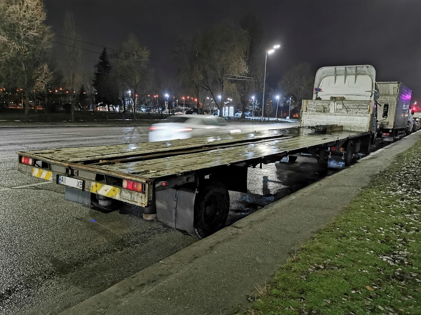 В столиці помітили рідкісний тягач Volvo з  спальною капсулою на даху