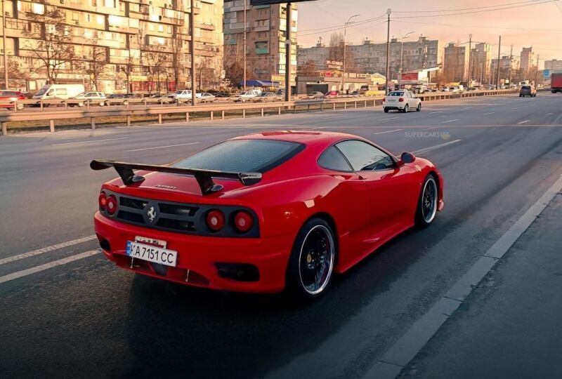 В Україні помітили тюнінгований Ferrari 2000-х потужністю 400 к.с.