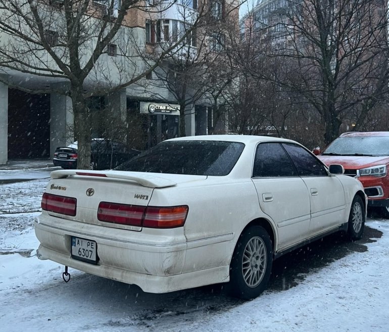 В Києві помітили преміальний седан Toyota 90-х в ідеальному стані