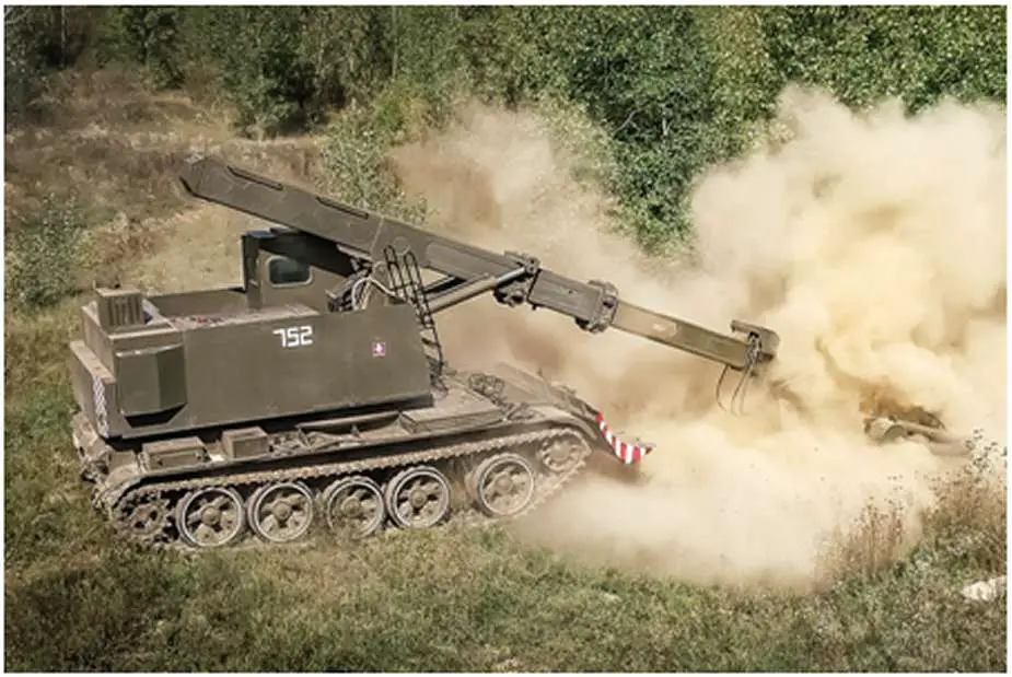 UOS Bellarty, шасі Т-55А, оснащене пристроєм розмінування, є гідравлічною керованою системою