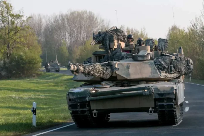 Танк M1A2 Abrams виконує тактичний автомобільний марш