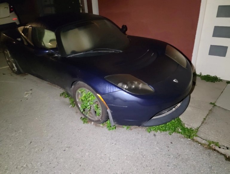 Лімітована Tesla Roadster вже 5 років стоїть покинута просто неба