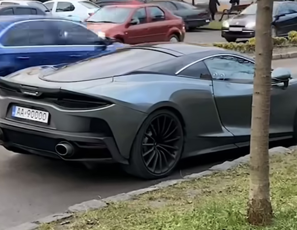 В Україні помітили преміальний суперкар McLaren за $210 000
