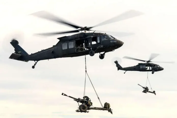 UH-60 підіймають гаубиці M777