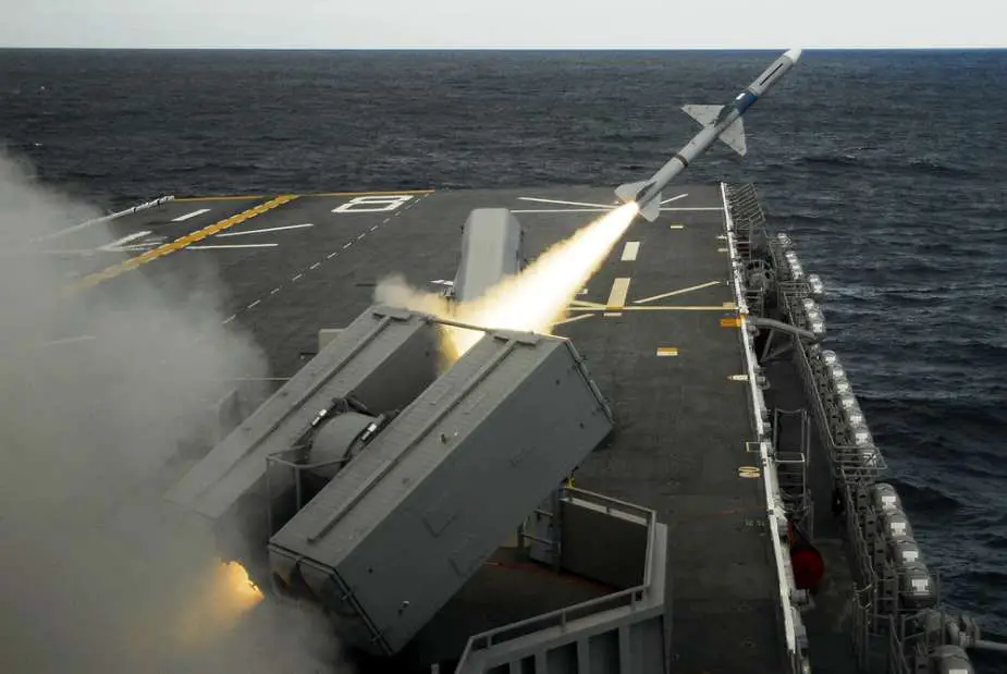 Десантний корабель USS Makin Island (LHD 8) запускає ракету Sea Sparrow