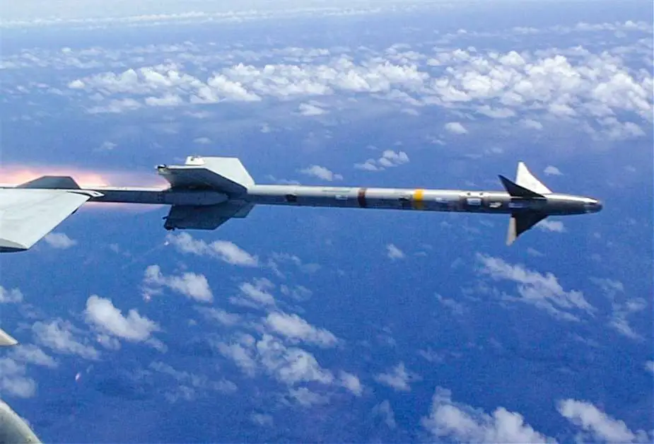 Винищувач F/A-18F Super Hornet запускає ракету Sidewinder AIM-9M