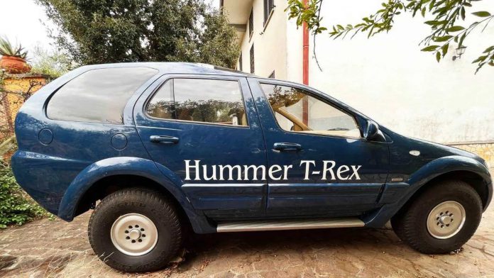 Супер-рідкісний велетенський позашляховик, створений на базі Hummer H1, виставили на продаж