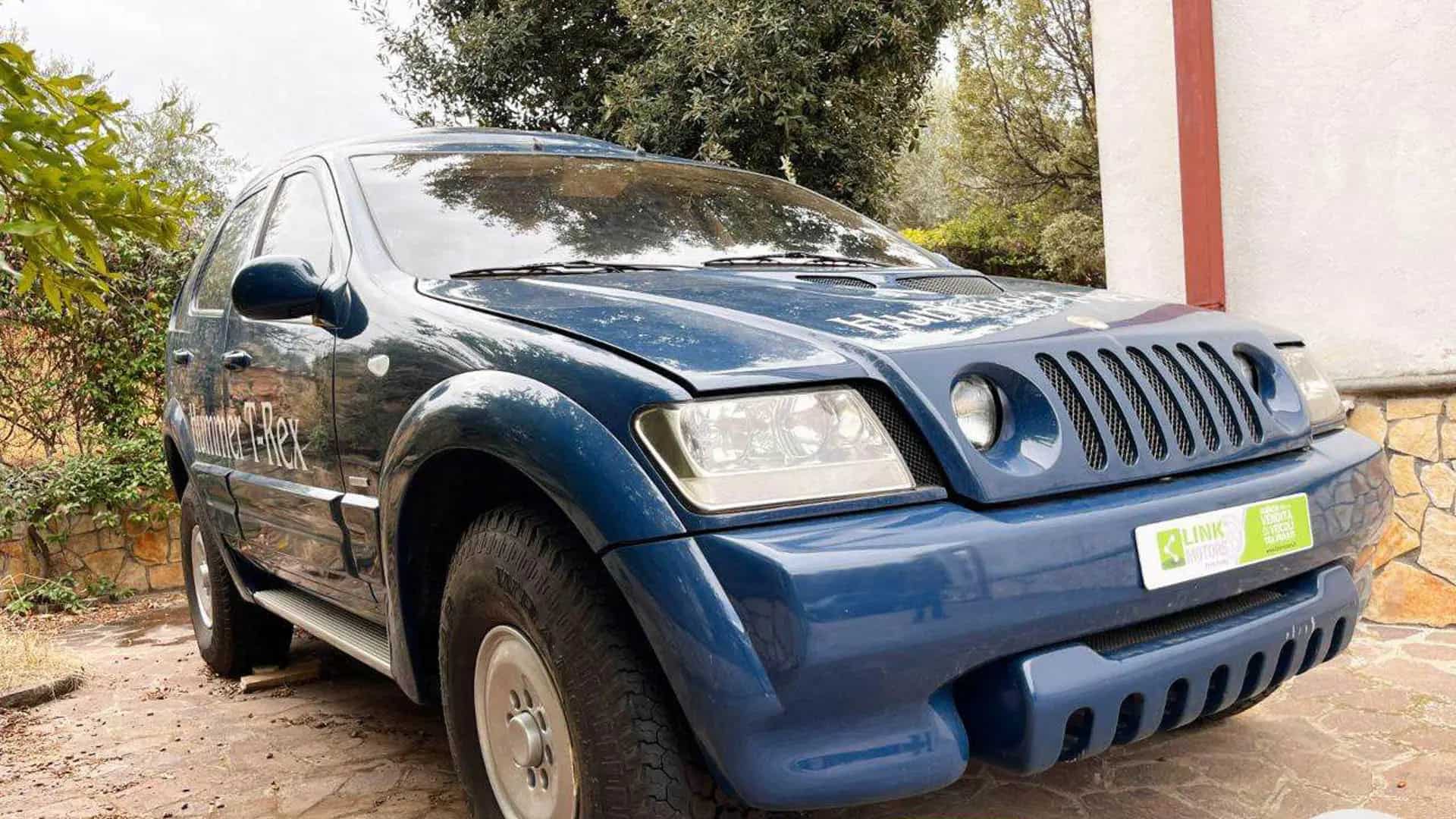 Супер-рідкісний велетенський позашляховик, створений на базі Hummer H1, виставили на продаж
