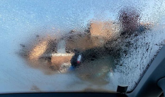 Як розморозити лобове скло автомобіля залишками напоїв із післяноворічного столу