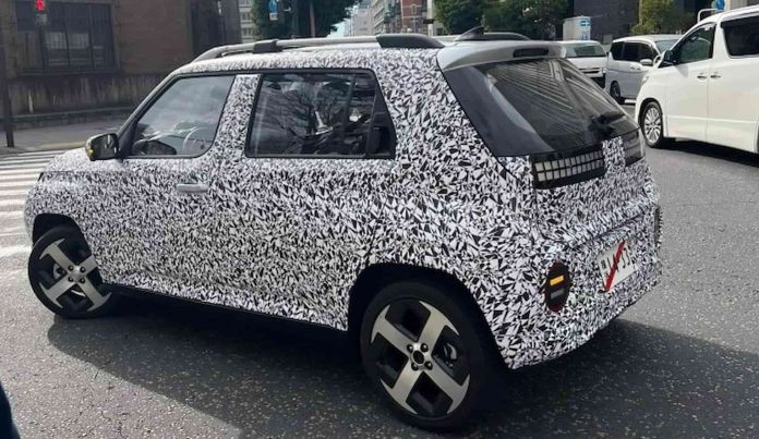 Нова версія найменшого кросовера Hyundai починає скидати камуфляж