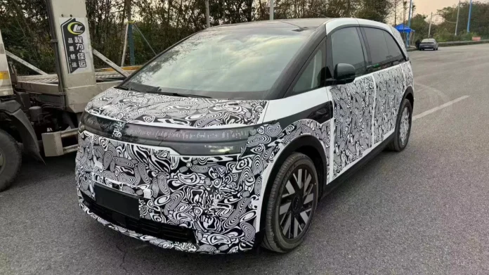 Передсерійний компактвен Zeekr для американського роботаксі сфотографували на тестах у Китаї
