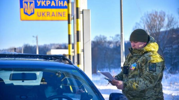 В Україну ввозиться менше автомобілів через ТЦК на кордоні
