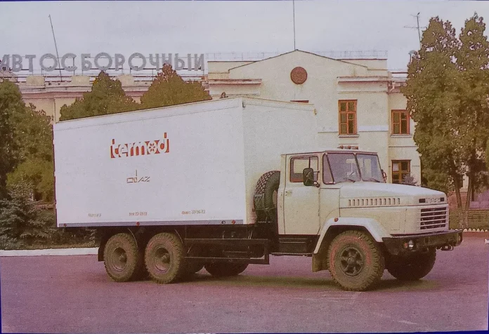 Автопоїзд на базі КрАЗ: як виглядає рідкісна вантажівка з 90-х